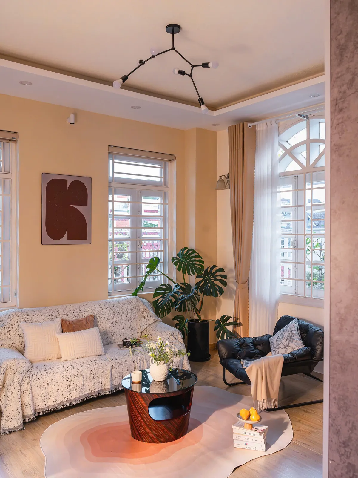 Phòng khách sáng sủa với sofa và cây xanh
