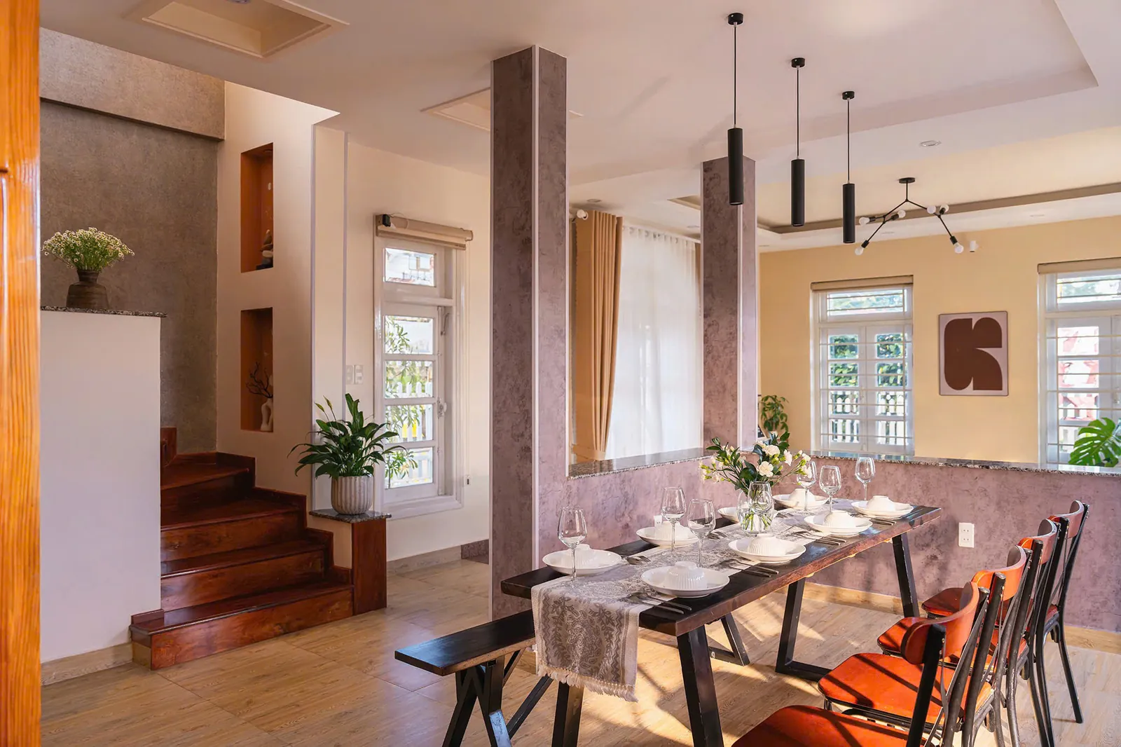 Không gian bếp và bàn ăn chung của homestay