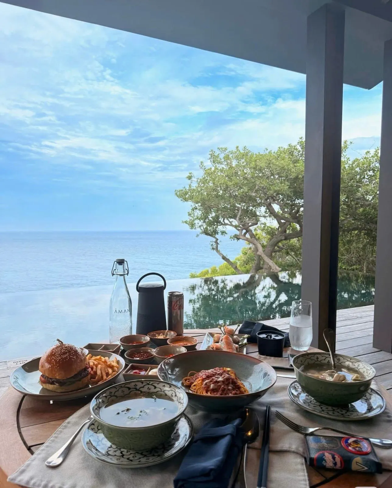 Bữa sáng bên hiên nhìn ra vịnh biển