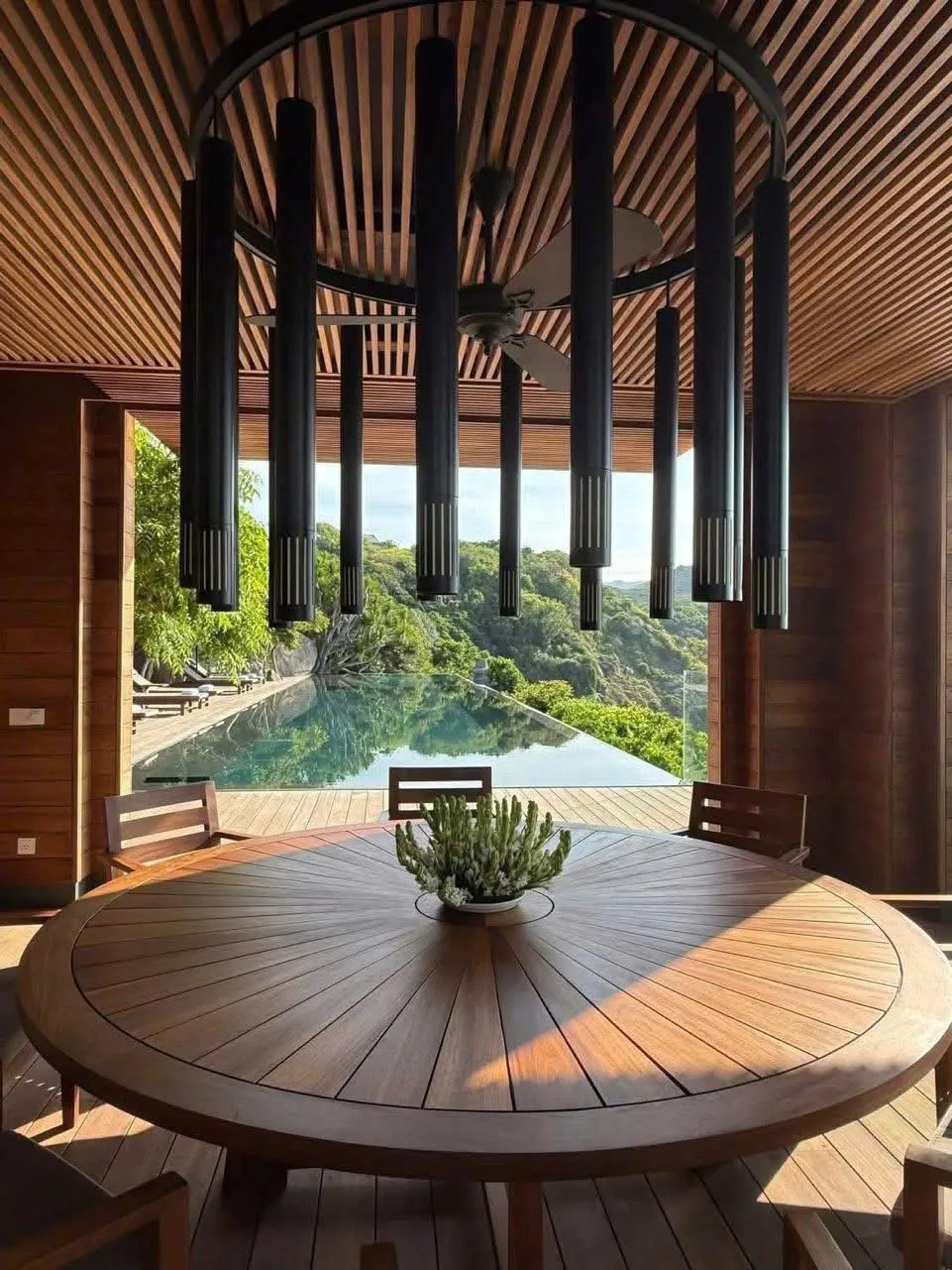 Khu vực ăn uống ngoài trời hướng ra hồ bơi