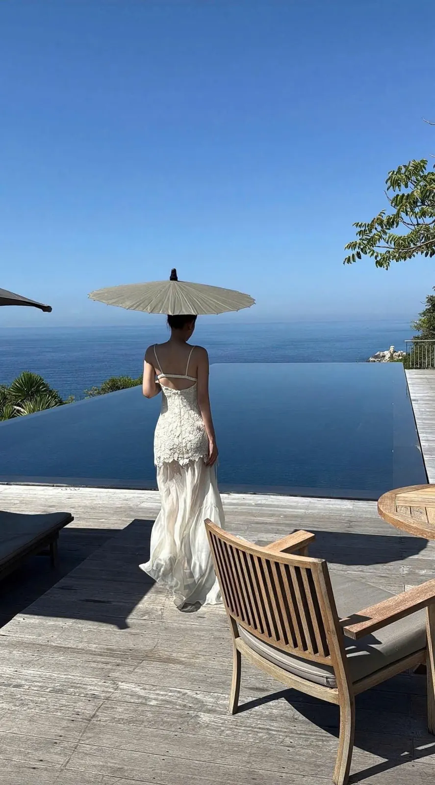 Ngắm biển từ hồ bơi vô cực