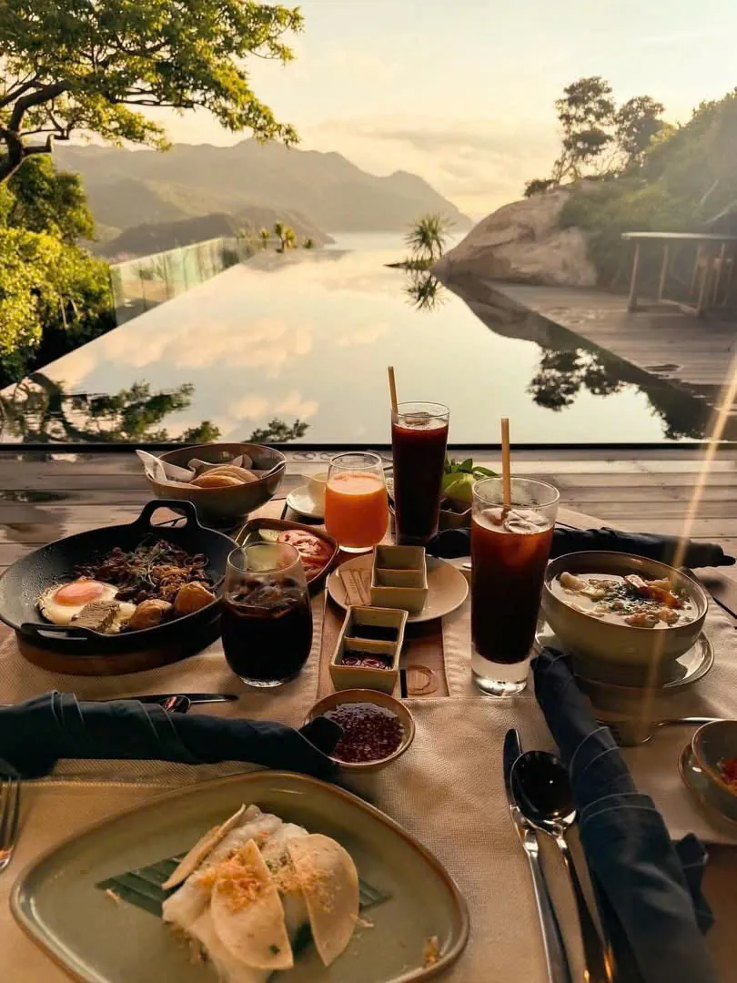 Bữa ăn được bày biện tinh tế bên hồ