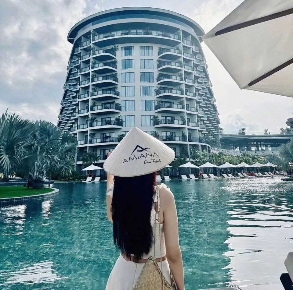 Hồ bơi và tòa nhà chính Amiana Cam Ranh