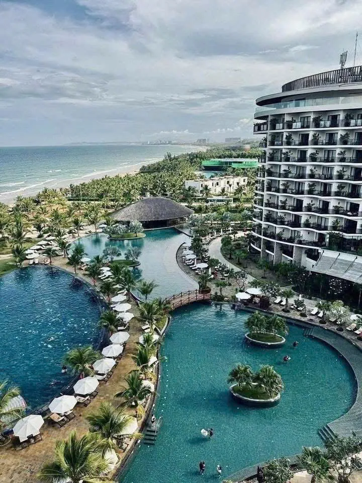 Hồ bơi lớn giữa khuôn viên resort nhìn từ trên cao