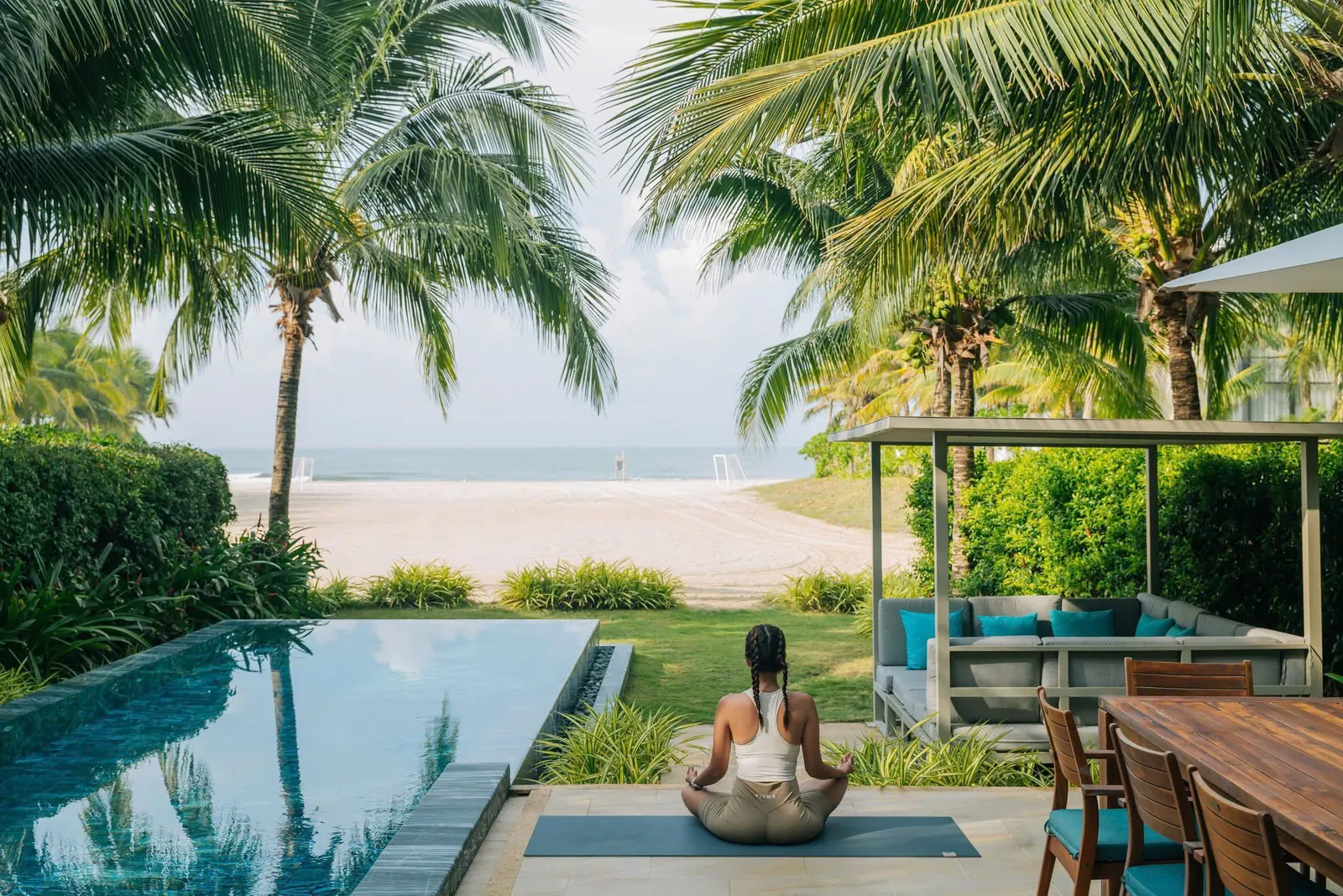 Hồ bơi riêng của villa nhìn ra biển