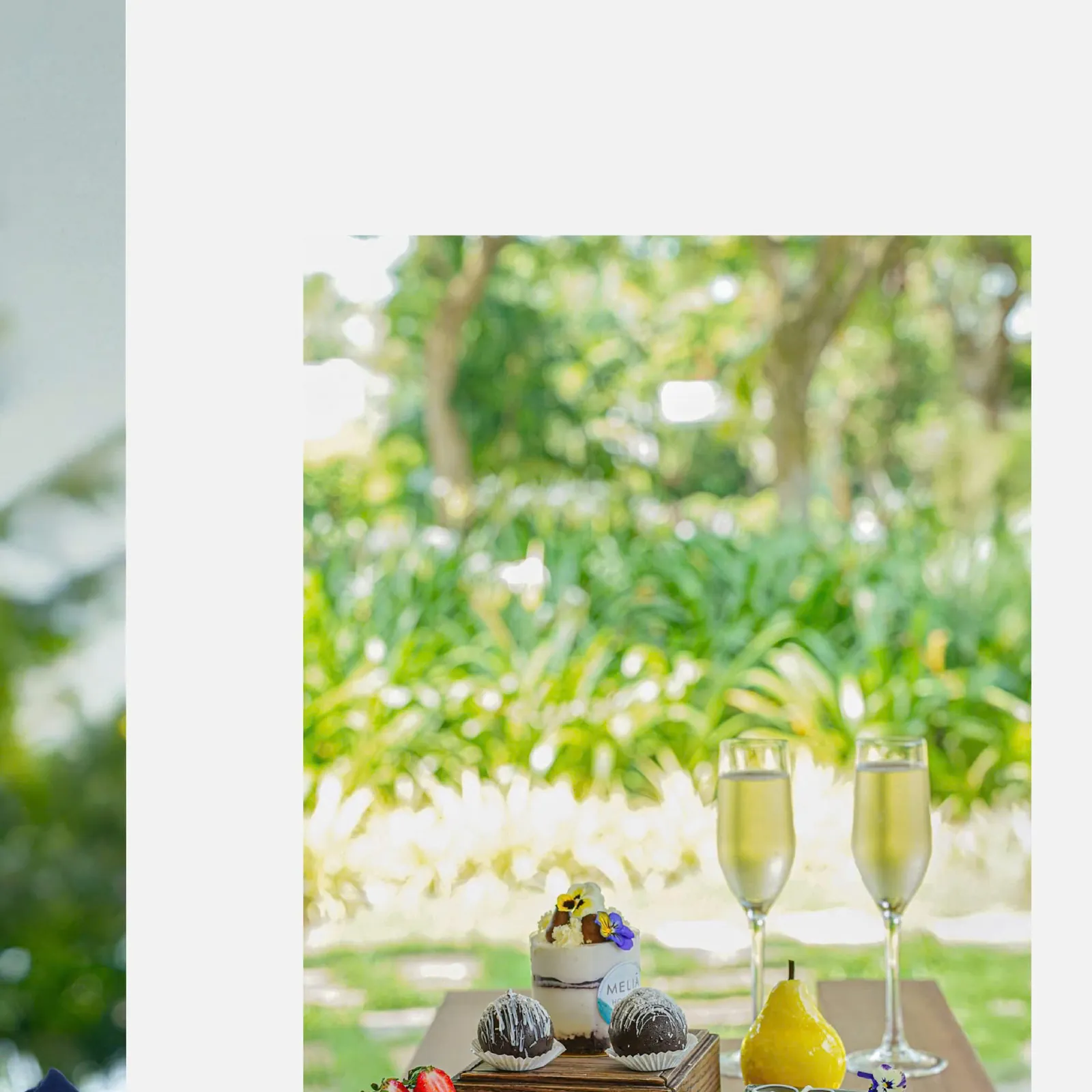 Set up rượu vang và bánh ngọt trong vườn