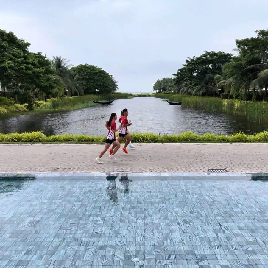 Hồ bơi vô cực dài giữa khuôn viên resort