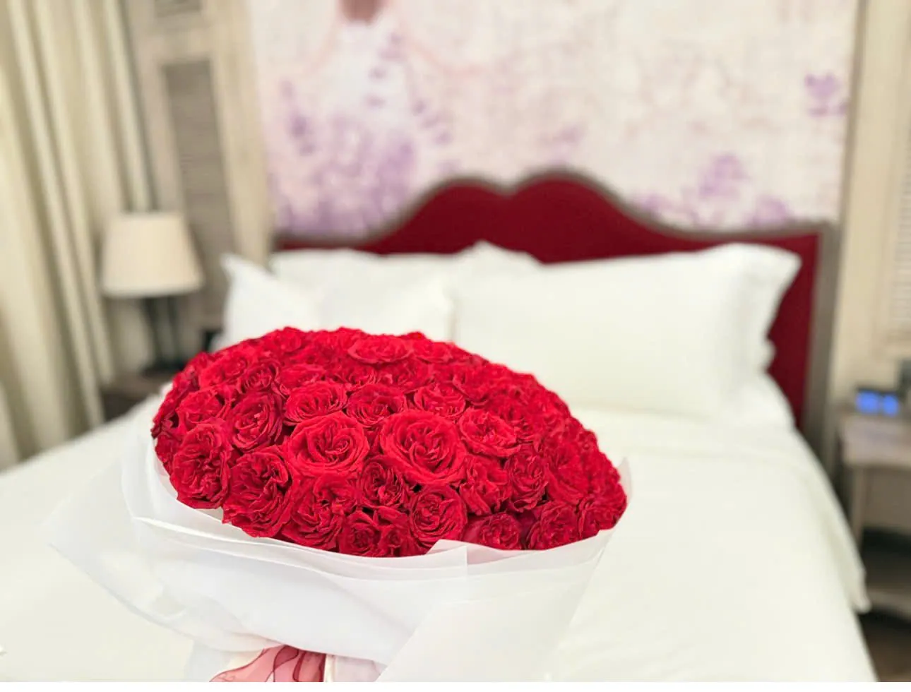 Trang trí hoa hồng trên giường đôi