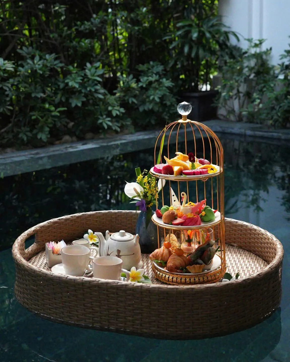 Khay trà chiều bên hồ bơi