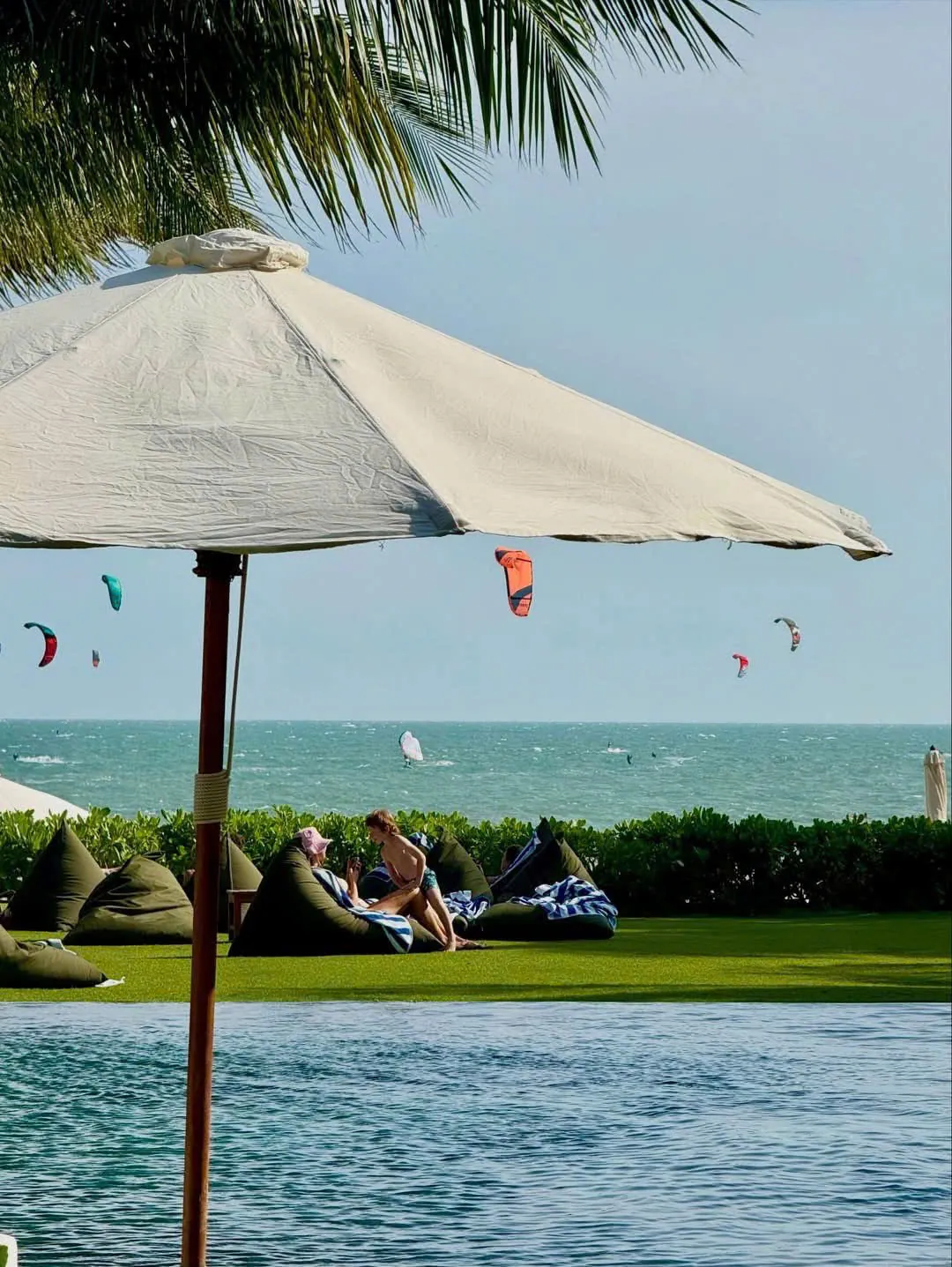 Bãi biển Mũi Né nhìn từ khuôn viên resort