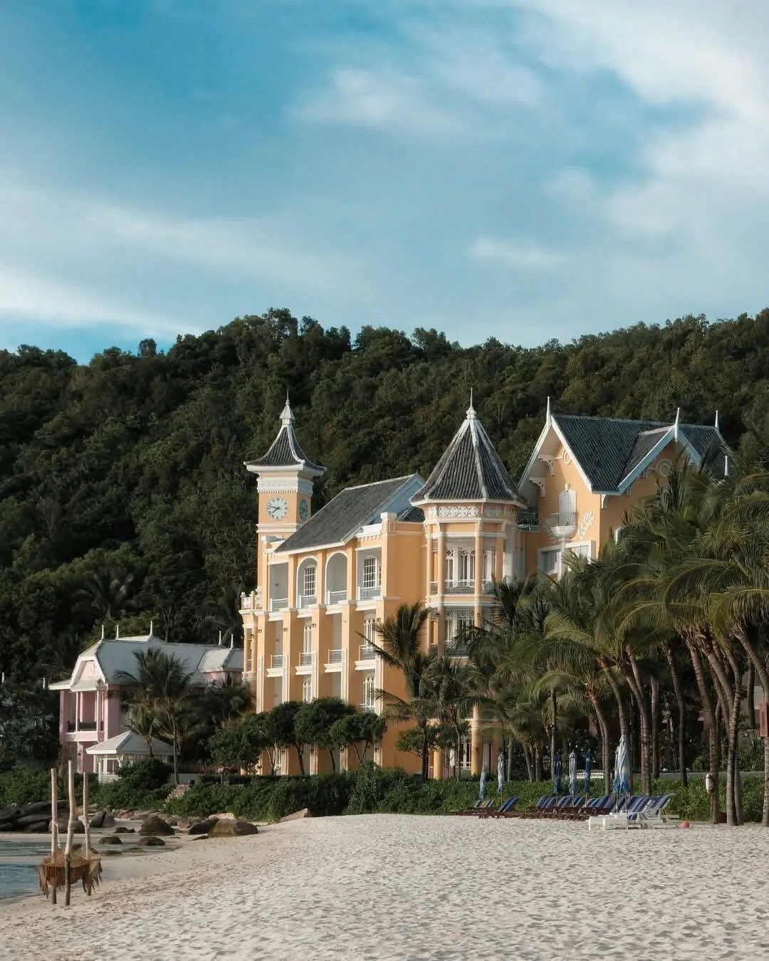 Toà nhà chính JW Marriott nhìn từ Bãi Khem