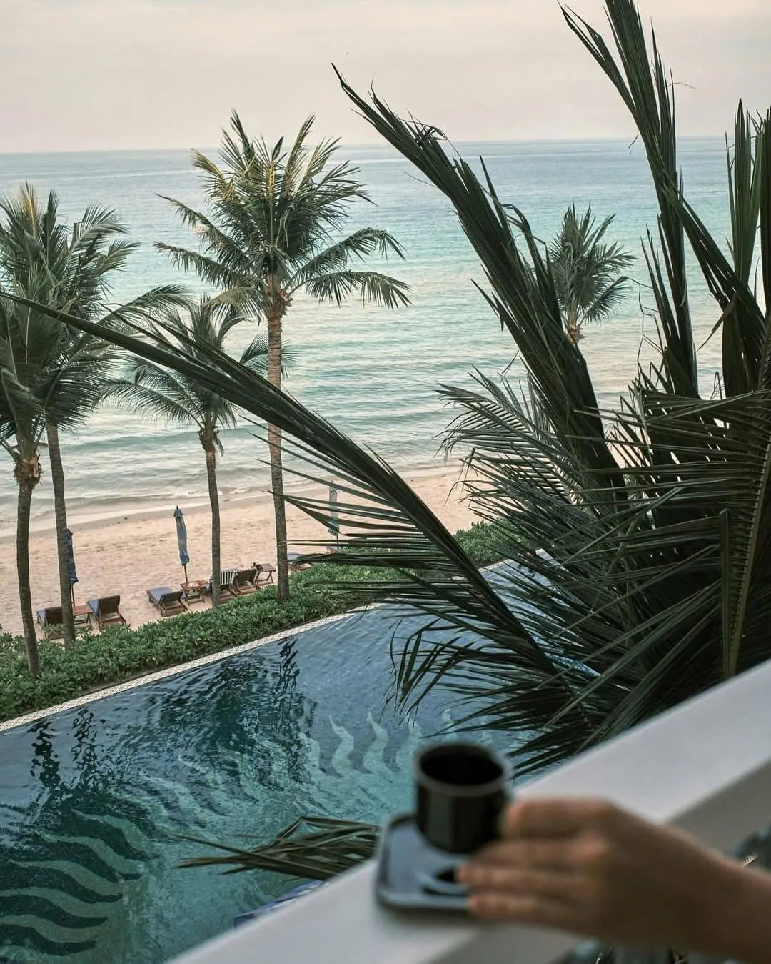 Cà phê sáng bên hồ bơi hướng ra biển